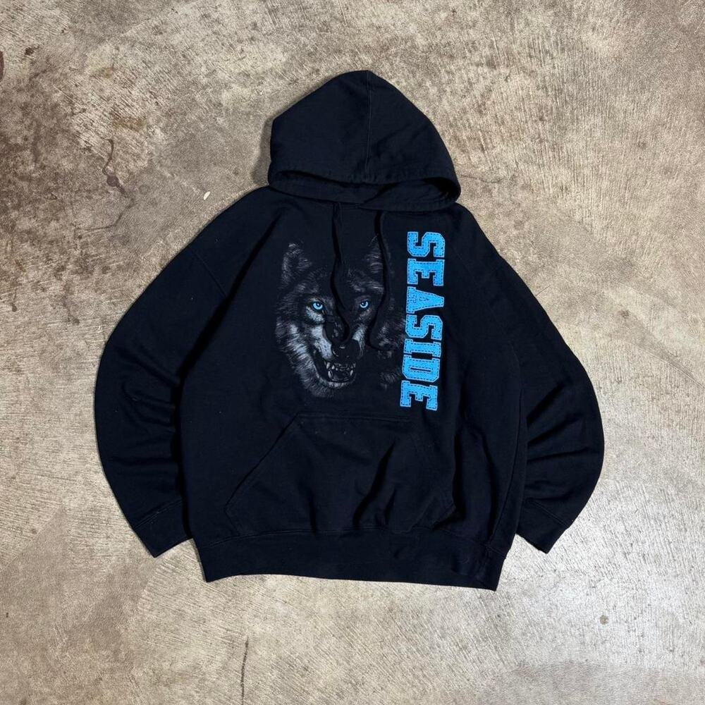 Black Seaside Wolf Graphic T-Shirt